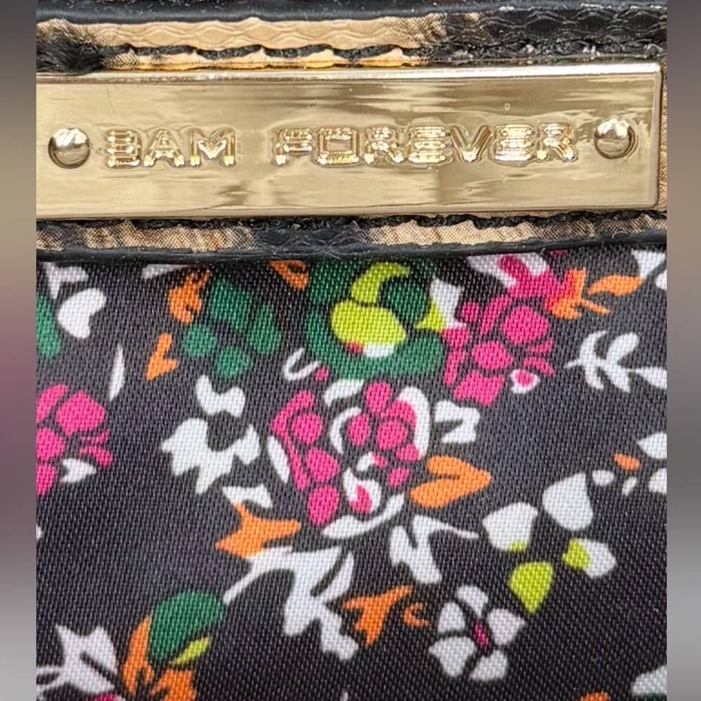 Chic Leopard Print Clutch with Gold Buckle - Picture 3 of 10